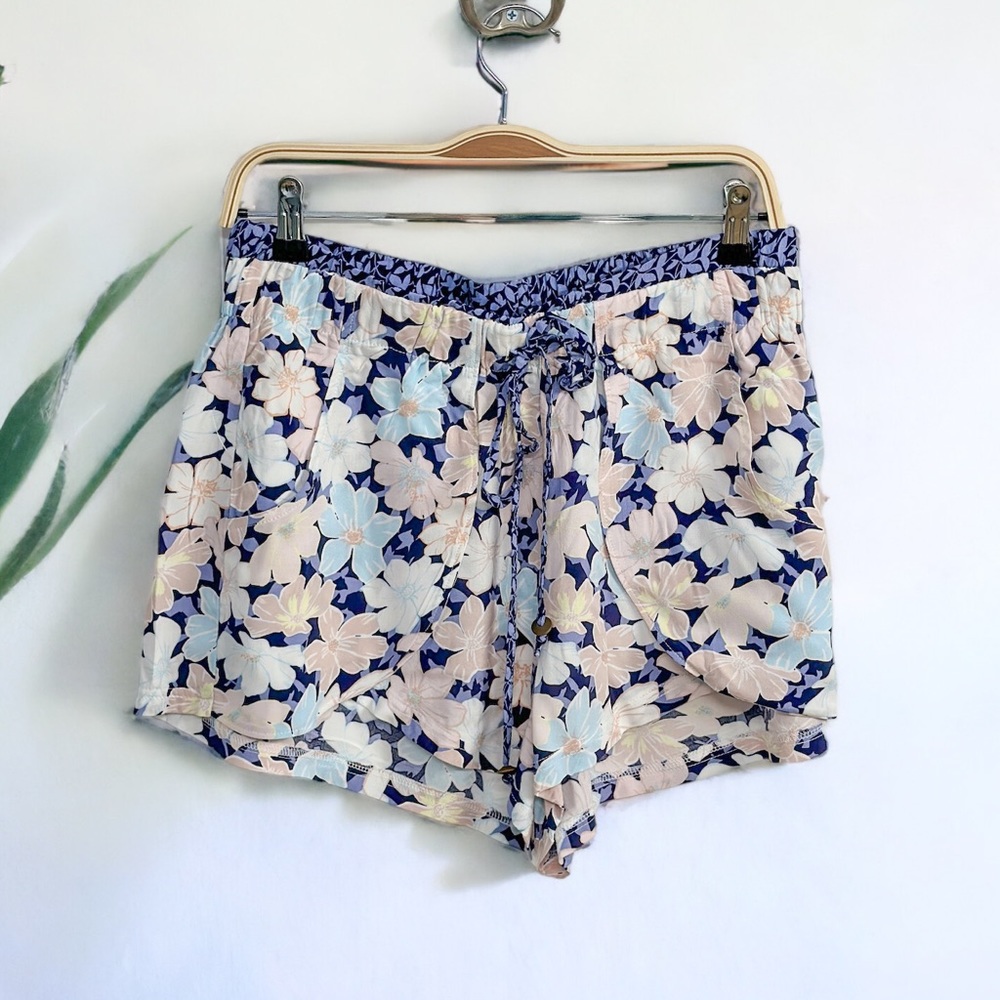 Super Cute Vanilla Star Floral Shorts Size L | Split Front With Overlap Pocket